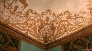 Bologna, Palazzo Isolani, Sala degli Specchi, soffitto arabeschi dorati