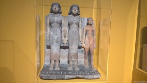 Bologna, Mostra Egizi, gruppo scultoreo di Meretites e di suo figlio Khennu