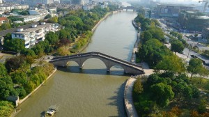 Cina, un tratto del Gran Canale con ponte di pietra
