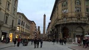 Bologna, sguardo da via Rizzoli verso le Due Torri (Garisenda ed Asinelli)