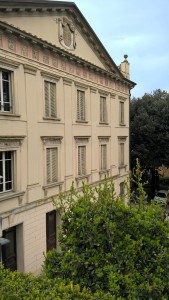 Villa Spada, facciata con simbolo casato