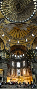 Basilica di Santa Sofia, interno, si notino elementi islamici ai lati della cupola
