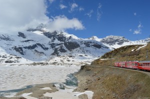Il Trenino Rosso del Bernina tra le montagne del Bernina ed il lago Bianco