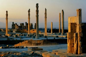 Persepoli, a destra la Porta delle Nazioni, al centro la Sala delle udienze (Apadana) e dietro il Palazzo di Dario