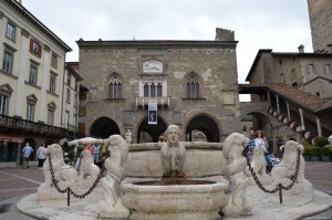 Bergamo Alta, Piazza Vecchia, fontana Contarini e Palazzo della Ragione