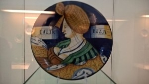 Museo della Ceramica di Faenza, piatto con ritratto femminile, maiolica faentina