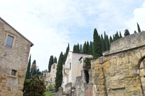 Verona, scorcio panoramico Teatro Romano con costruzioni sopravvissute agli scavi