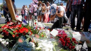 Fiori nel luogo della strage di Nizza 2016