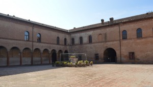 Bentivoglio, Castello, cortile interno