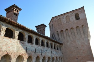 Il Castello di Vignola, vista esterna di un camminamento di ronda