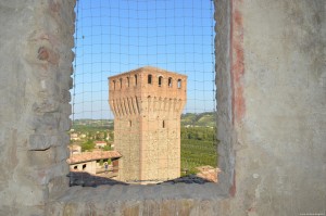 Il Castello di Vignola, vista sulla torre nonantolana dal camminamento di ronda