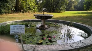 Fontana nel parco romantico di Villa Magnani