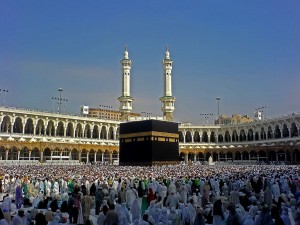 La Mecca, fedeli intorno alla Ka'ba durante il pellegrinaggio