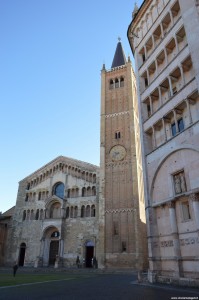 Parma, il Duomo con il suo campanile e, a fianco, il Battistero