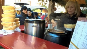 Brunico, zuppa nella ciotola di pane al mercatino natalizio