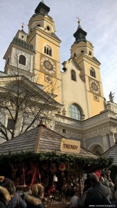 Bressanone, mercatino natalizio nella piazza della Cattedrale