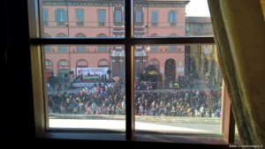 Imola, Piazza Matteotti vista da una sala di Palazzo Sersanti già Riario, durante il Carnevale dei Fantaveicoli