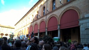 Imola, Palazzo Sersanti ex Riario e Piazza Matteotti durante il Carnevale dei Fantaveicoli