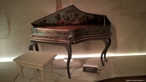 Bologna, complesso Colombano, spinetta della collezione Tagliavini