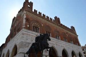 Piacenza, Palazzo Gotico con statua raffigurante Alessandro Farnese a cavallo