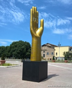 Musei San Domenico di Forlì, mostra Art Déco, riproduzione opera di Gio Ponti davanti all'ingresso