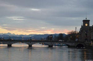 Zurigo, tramonto sulle Alpi