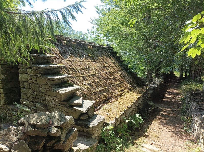 capanne celtiche e cristo dell'alpe